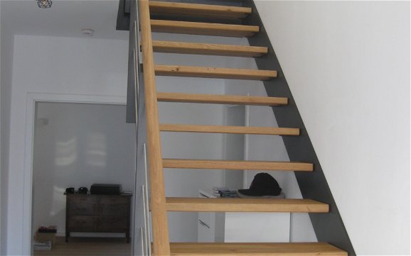 Die geradläufige Holztreppe ist ein Blickfang im Eingangsbereich.