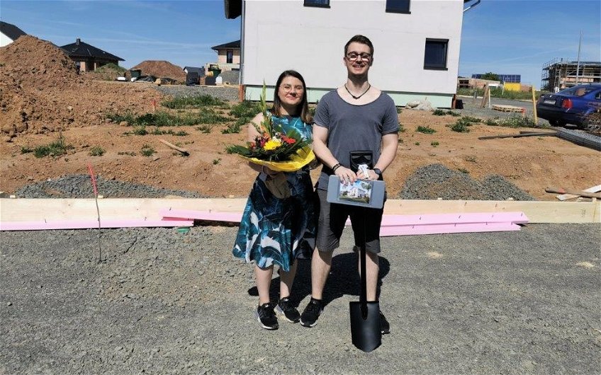 Das glückliche Bauherrenpaar legt heute den ersten Stein für das neue Zuhause.