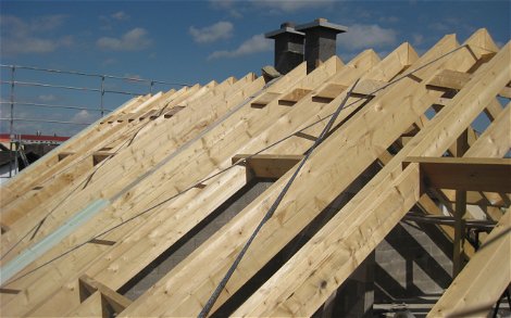 Der nächste Bauabschnitt ist der Dachstuhl. Dieser wird heute von den Zimmerleuten errichtet.