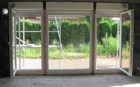 Große Fensterflächen lassen viel Tageslicht in die Räume und ermöglichen einen bequemen Zugang zur Terrasse.