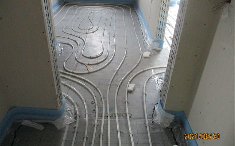 Die Heizschlaufen der Fußbodenheizung wurden im Fußbodenaufbau verlegt.