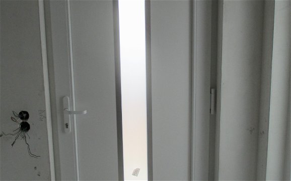 Die schicke Haustür ist innen weiß und von Außen farbig.