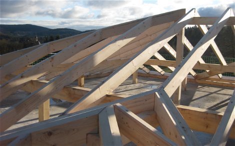 In traditioneller Zimmererarbeit wurde der Dachstuhl errichtet.