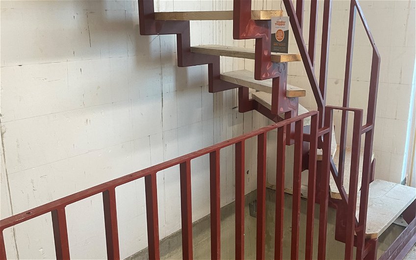 Die Treppenkonstruktion wurde montiert und mit Baustufen versehen.