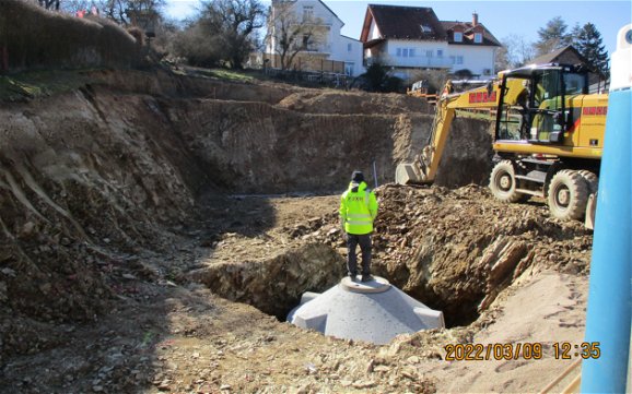 Während der Erdarbeiten wird der Mutterboden abgetragen und die Baugrube ausgehoben.