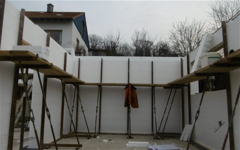 Vor dem Betonieren werden die Außenwände mit Montagestützen stabilisiert.