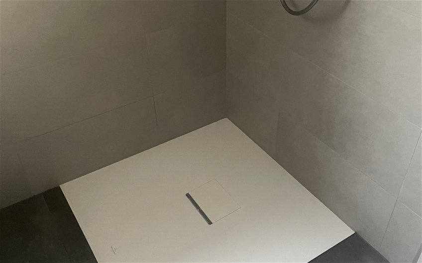 Die flache Duschtasse im Gäste-WC wurde eingebaut.
