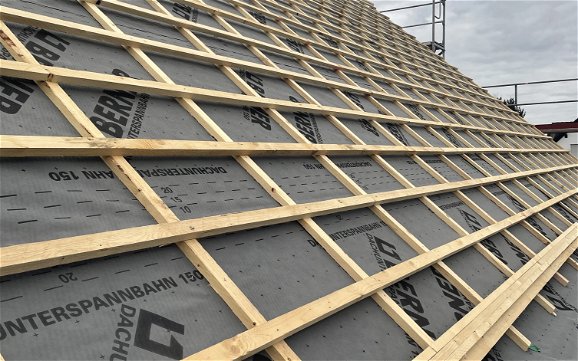 Die Dachlattung dient als Unterkonstruktion für die Dachpfannen.