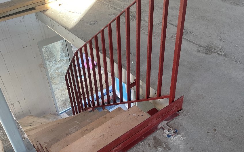 Die Stahlkonstruktion der Treppe wurde montiert und mit Baustufen versehen.