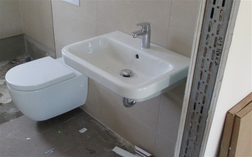 Im Gäste-WC werden die Sanitärobjekte montieret.                               