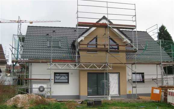 Die Fassade des Hauses wurde mit einem Farbstreifen versehen.