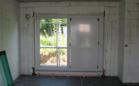 Im Zuge des Fenstereinbaus wurde auch die Haustür montiert.