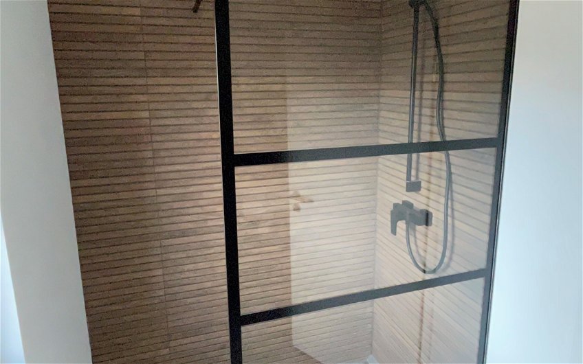 Die Dusche im Gäste-WC mit modernen Armaturen.