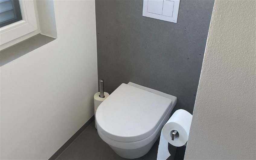 Die Toilette des Badezimmers wurde in einer T-Lösung integriert.