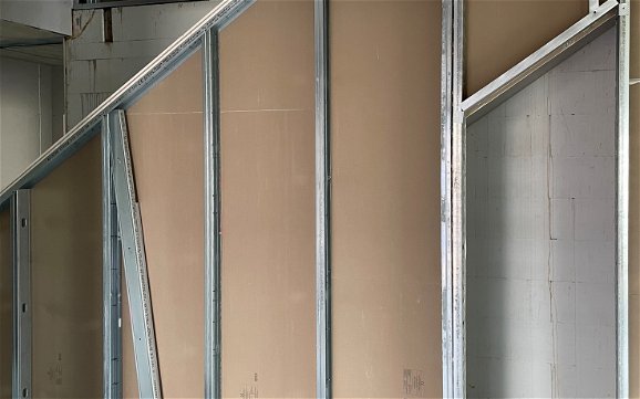 Das Metallständerwerk für die nicht tragenden Innenwände wird gestellt und mit Gips-Ausbauplatten beplankt.
