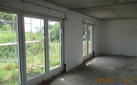 Große Fensterelemente im Wohn- und Essbereich machen die Innenräume schön hell.