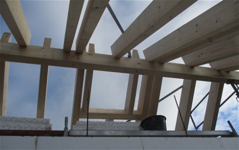 In traditioneller Zimmererarbeit wird der Dachstuhl errichtet.