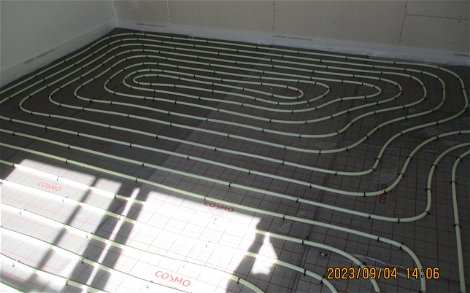 Die Fußbodenheizung ist raumweise über elektronische Raumthermostate steuerbar.