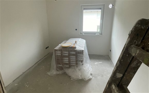 Die Zimmer wurden gestrichen und als nächstes werden die Böden verlegt.