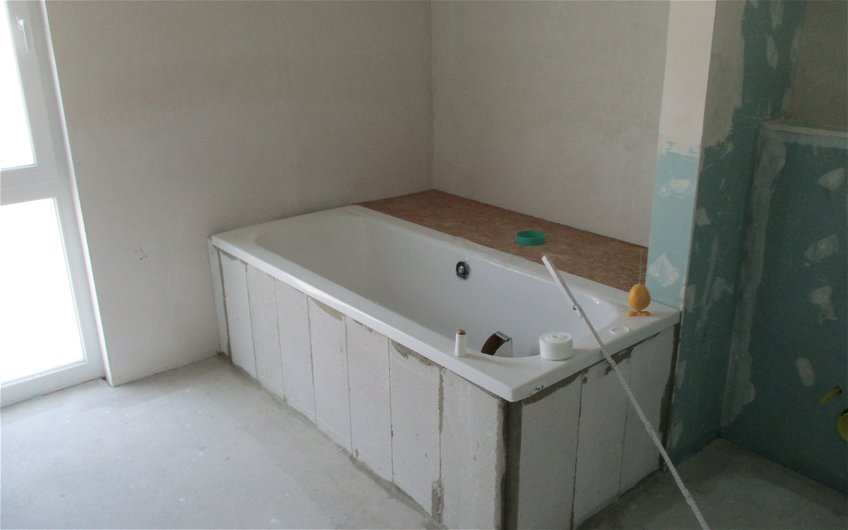 Die Badewanne wurde eingebaut und nun können die Fliesen verlegt werden.                               