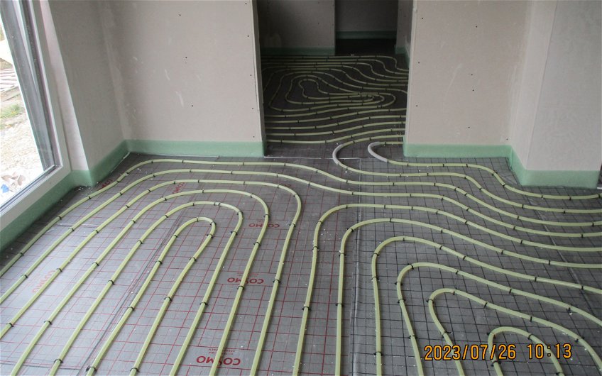 Die Fußbodenheizung sorgt künftig für angenehme Wärme in ganzen Haus.                               