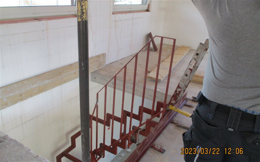 Die Stahlkonstruktion der Treppe wird eingebaut und mit Baustufen versehen. Kurz vor Einzug werden diese Trittstufen gegen die gewählten Holzstufen ausgetauscht.            