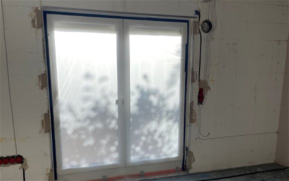 An Fenster- und Türlaibungen werden Anputzleisten gesetzt.