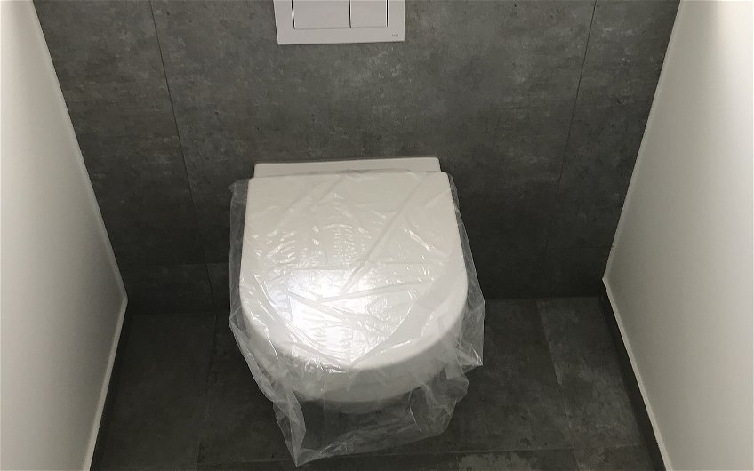 Die Sanitärobjekte im Gäste-WC wurden montiert.