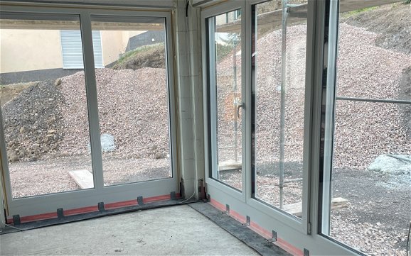 Im Wohn- und Essbereich wurden bodentiefe Fensterelemente eingebaut.
