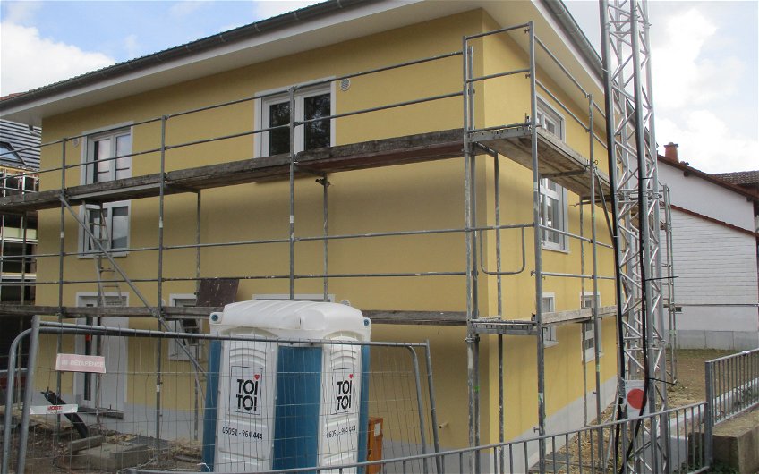 Die Fassade der Stadtvilla wurde farbig gestrichen.                               