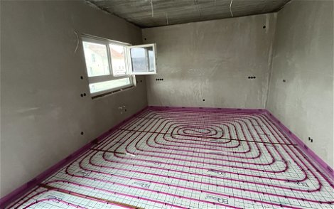 Die Fußbodenheizung sorgt künftig für angenehme Wärme im ganzen Haus.