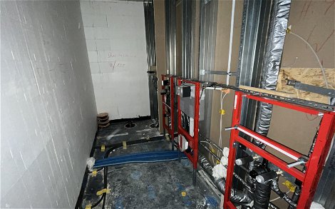 Im Duschbad wurden Stahlständerkonstruktionen für die Sanitärobjekte montiert.