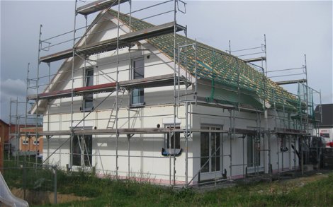 Das Haus hat durch das Dach seine endgültige Form angenommen.
