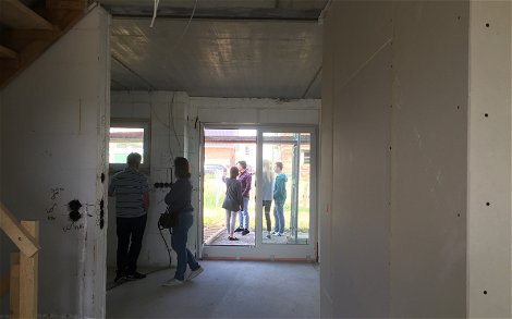 Rohbaubesichtigung und Grundsteinlegung für das frei geplante Einfamilienhaus von Kern-Haus in Linkenheim-Hochstetten