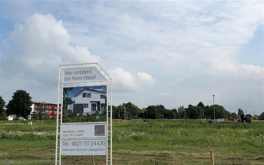 Baustellenschild auf dem Grundstück für das frei geplante Einfamilienhaus von Kern-Haus in Linkenheim-Hochstetten