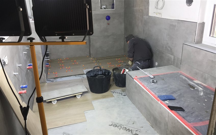 Bodenfliesen im Badezimmer des frei geplanten Einfamilienhauses von Kern-Haus in Graben-Neudorf