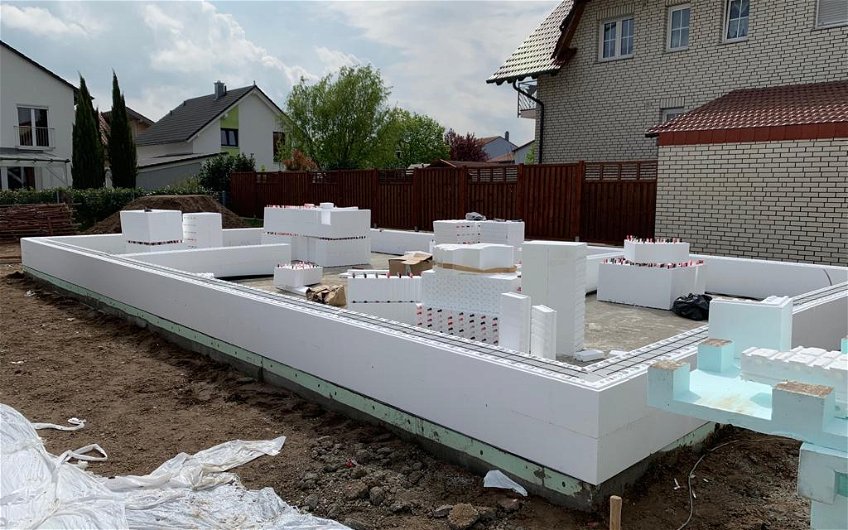 Beginn der Arbeiten am Rohbau des frei geplanten Einfamilienhauses von Kern-Haus in Graben-Neudorf