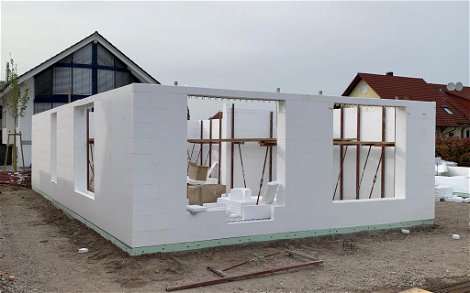 Rohbau des Erdgeschosses des frei geplanten Einfamilienhauses von Kern-Haus in Graben-Neudorf