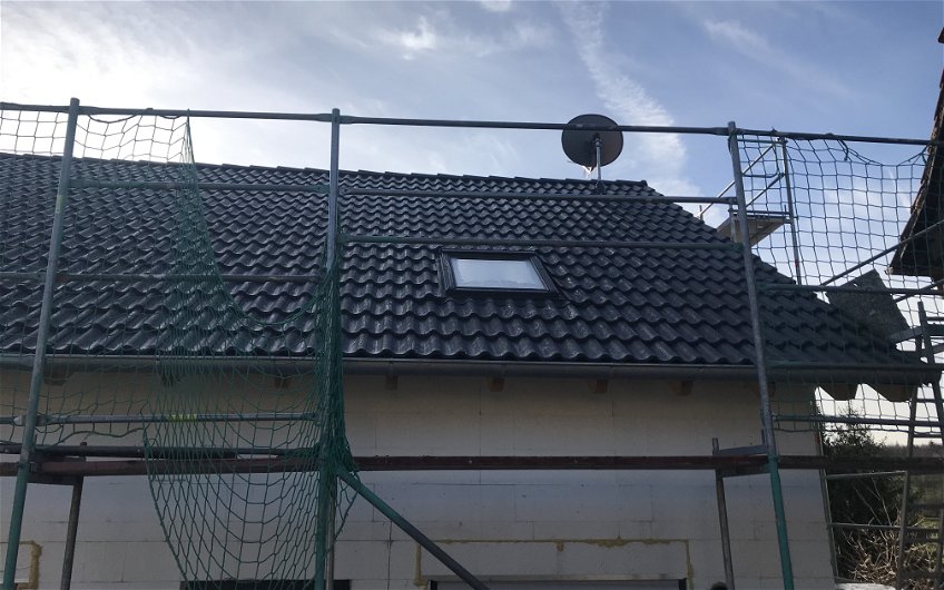 Satellitenschüssel auf dem frei geplanten Familienhaus von Kern-Haus in Marxzell-Burbach
