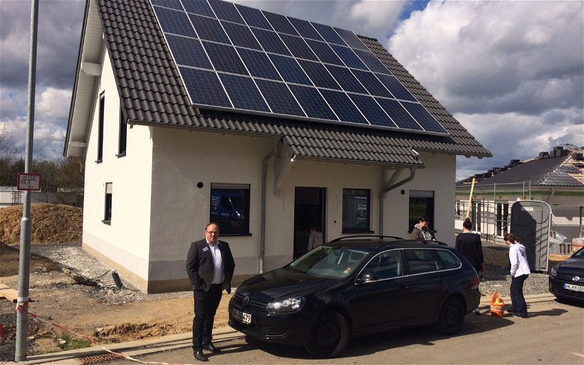 Das Haus von außen mit Tobias Seil von Kern-Solar