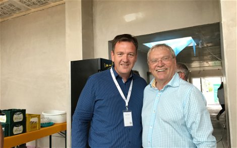 Kern-Haus Projektmanager Marc Wisser (li) und der Bauherr (re).