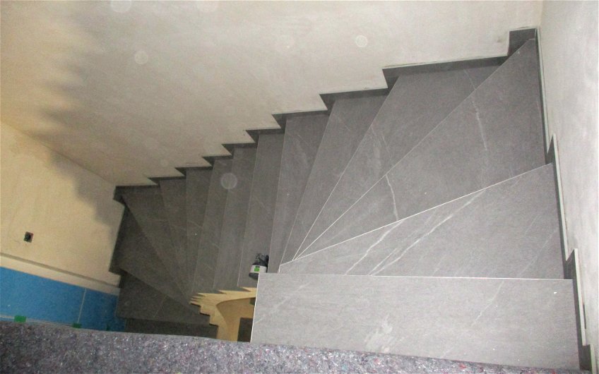 Geflieste Treppe.