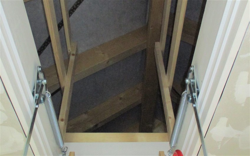 Um auf den Dachboden zu gelangen, wurde eine ausziehbare Bodentreppe montiert.