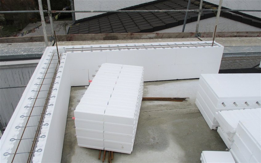In kürzester Zeit wird das Dachgeschoss erstellt. Die massive DuoTherm-Wand ist nicht nur außen, sondern auch innen gedämmt. 