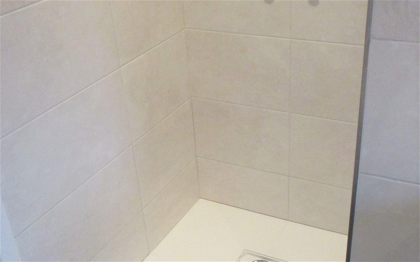 Die bodentiefe Dusche mit Wandnische für Duschutensilien ergänzt das Bad zu einer Wellness-Oase.Die bodentiefe Dusche mit Wandnische für Duschutensilien ergänzt das Bad. 