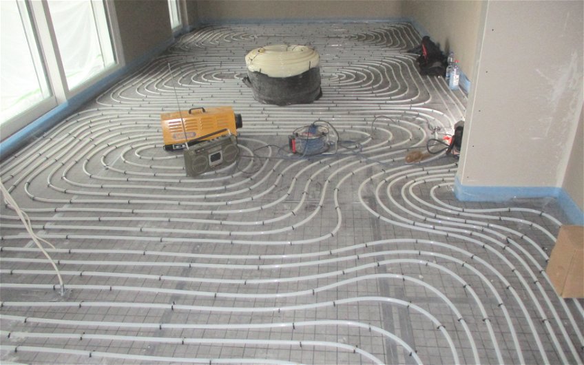 Die Fußbodenheizung dient zur idealen Temperaturverteilung in allen Räumen, sie ist außerdem energiesparend und umweltfreundlich.