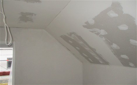 Auch im Dachgeschoss wurden die Wände tapezierfähig vorbereitet.