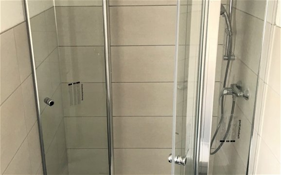 Im Gästeduschbad wurden die Duschglastüren installiert.