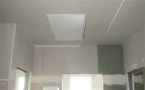 Die Dachbodentreppe wird eingeklappt und schließt bündig mit der Decke ab.