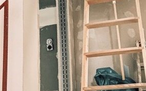 Die Dachbodentreppe kann eingeklappt werden und schließt bündig mit der Decke ab.